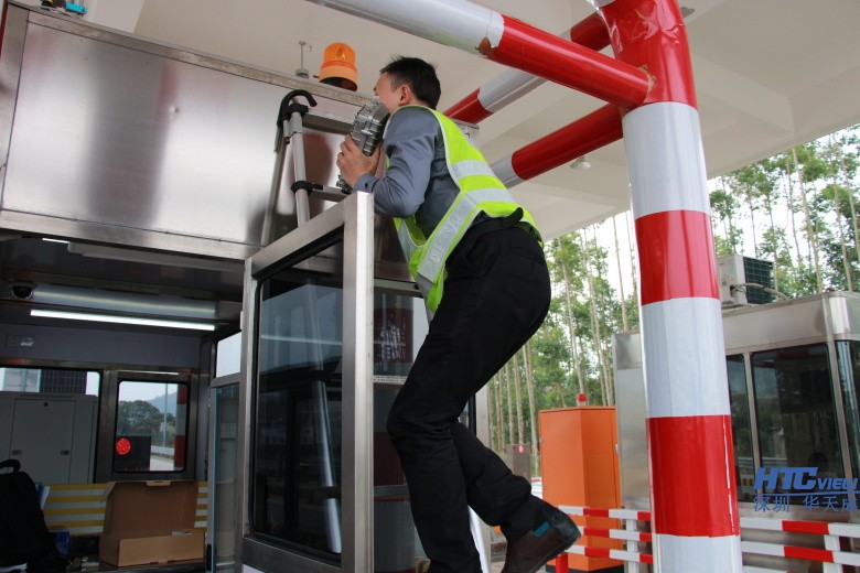 工程师正在安装高速公路对讲广播系统无线终端