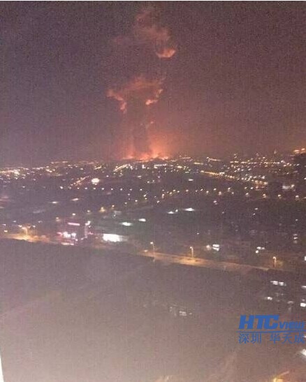 天津滨海新区码头深夜突发爆炸图片